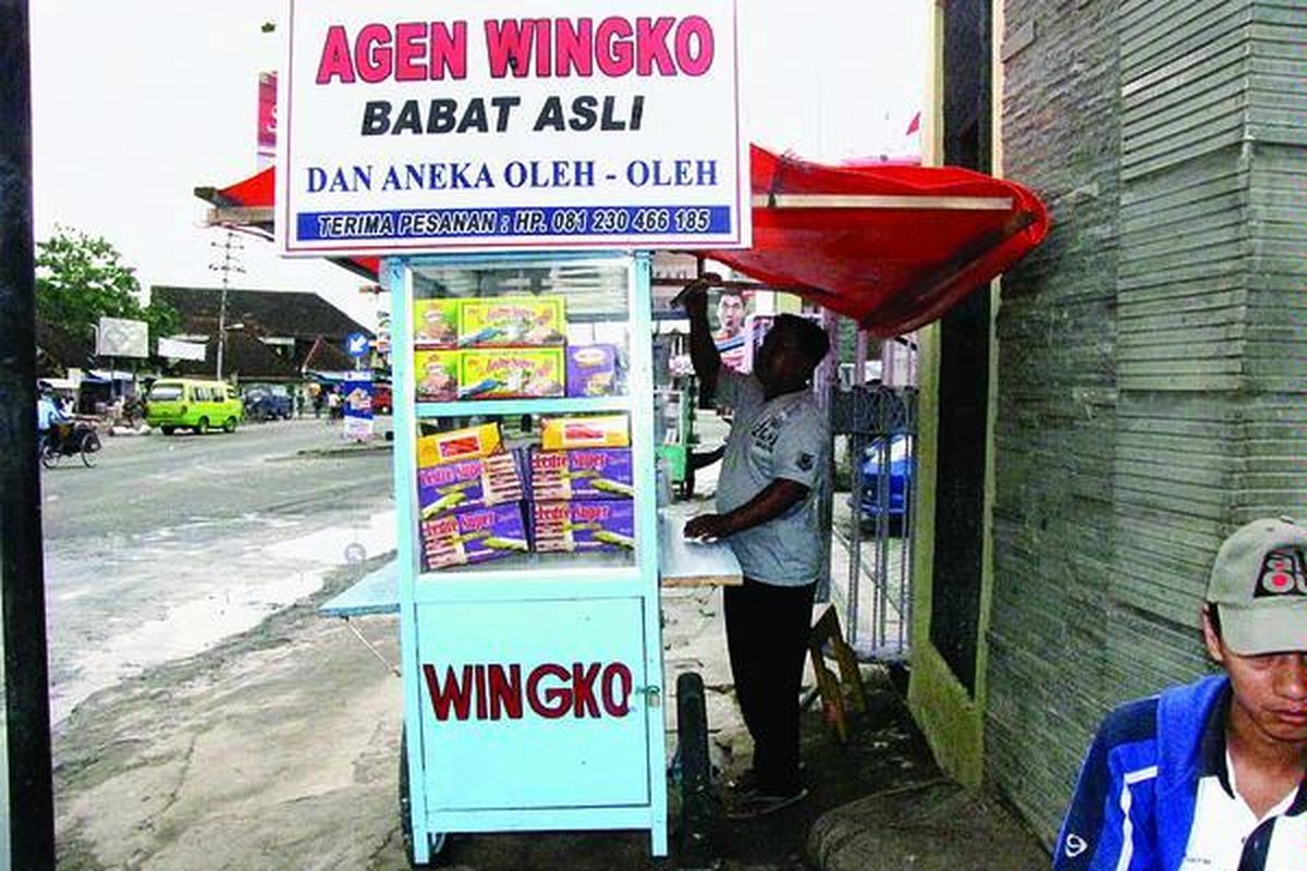 Gerobak wingko yang bertebaran di sepanjang jalan raya Babat.