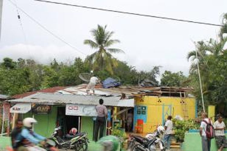 Seorang warga Kefamenanu Tengah memeriksa atap rumahnya yang rusak akibat puting beliung.