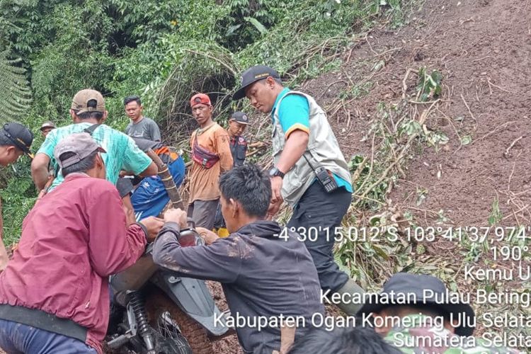 Longsor yang berada di Kabupaten OKU Selatan, Sumatera Selatan membuat tiga Kecamatan terisolasi karena akses jalan penghubung tertutup longsor, Selasa (18/7/2023).