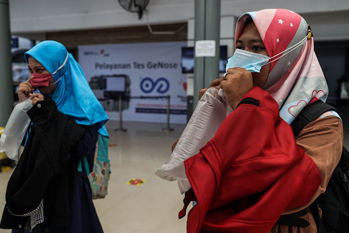 Calon penumpang kereta api jarak jauh mengikuti pemeriksaan sampel napas GeNose C19 di Stasiun Pasar Senen, Jakarta Pusat, Kamis (4/2/2021). Mulai 5 Februari 2021, PT KAI menyediakan layanan pemeriksaan GeNose C19 di Stasiun Pasar Senen dan Stasiun Yogyakarta sebagai syarat untuk naik kereta api jarak jauh.