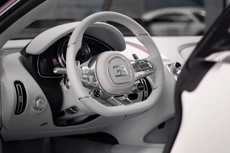 Interior Bugatti Chiron Sport pesanan untuk hadiah Valentine