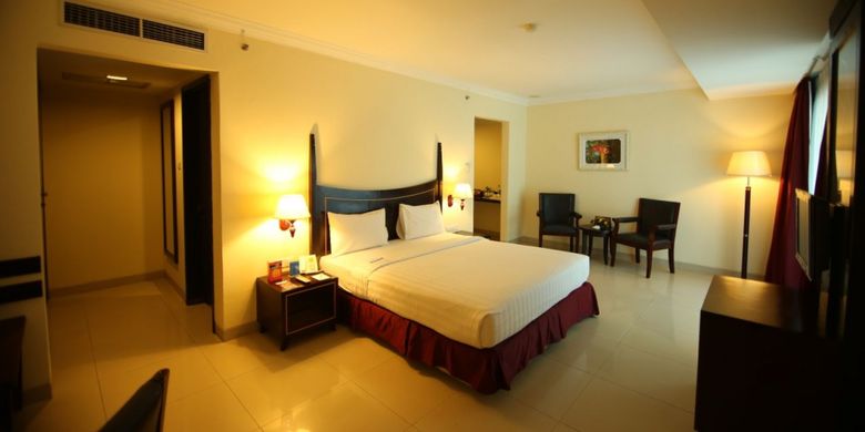 Pacific Palace Hotel, merupakan salah satu hotel berbintang yang unik dan menarik yang ada di Kota Batam, Kepulauan Riau (Kepri). Sebab selain hotelnya berdesain mewah, bangunan hotel ini menyerupai kapal pesiar.