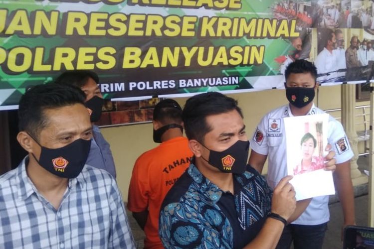 Tersangka AN (19) saat dihadirkan dalam gelar perkara di Polres Banyuasin lantaran menipu para teman wanitanya di media sosial untuk meminta foto bugil serta memeras korban dengan meminta imbalan sejumlah uang. Dari hasil penyelidikan, pelaku mengaku telah menipu sebanyak delapan orang wanita di medsos.