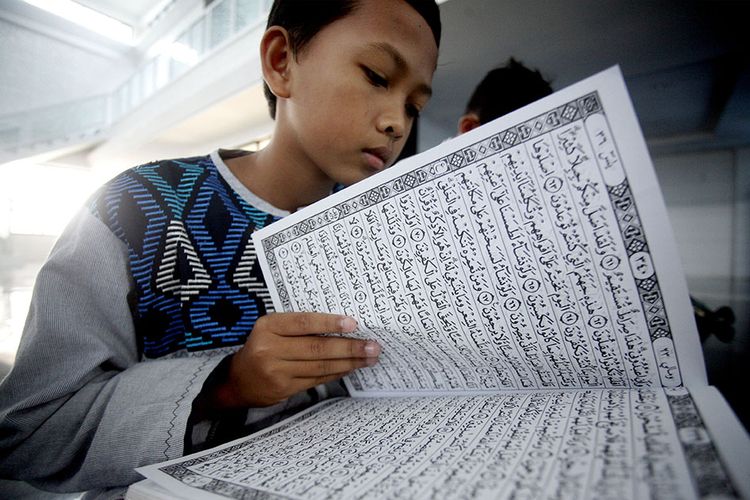 Umat Muslim melakukan tadarus Al Quran di Masjid Baitul Faizin, Cibinong, Bogor, Jawa Barat, Senin (6/5/2019). Umat Muslim menghabiskan waktu pada bulan suci Ramadhan dengan memperbanyak shalat sunnah, zikir, dan baca Al Quran.