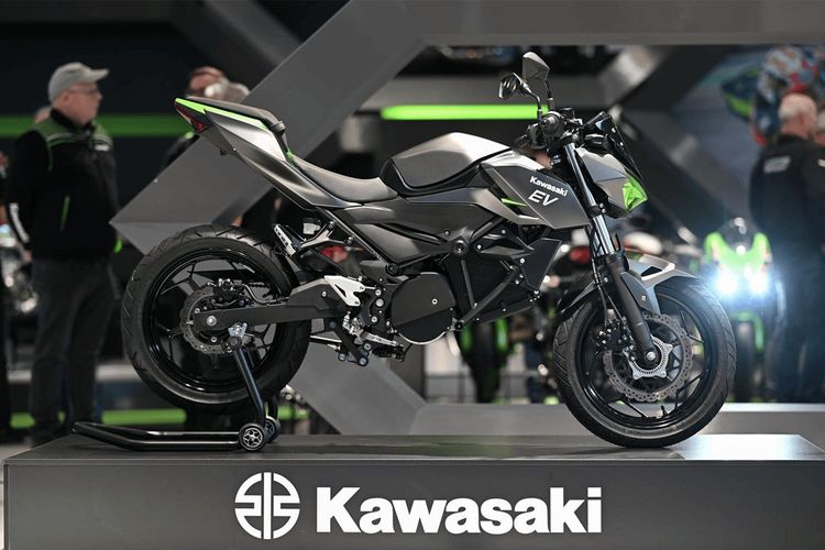 Kawasaki memperkenalkan prototipe motor listrik di pameran Intermot di Cologne, Jerman