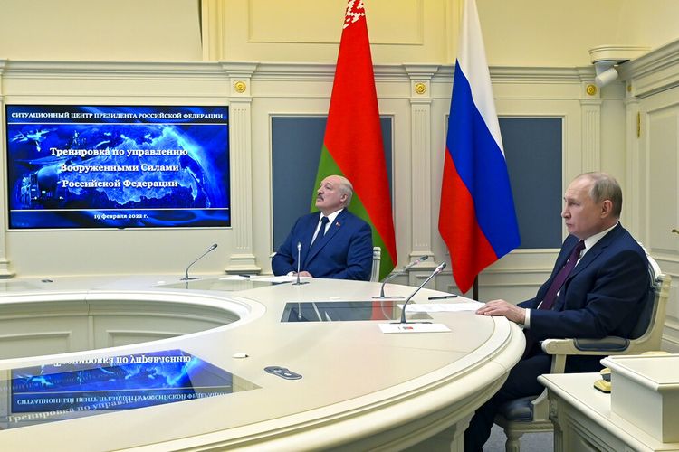 Presiden Rusia Vladimir Putin, kanan, dan Presiden Belarusia Alexander Lukashenko menyaksikan latihan militer melalui konferensi video di Moskow, Rusia, Sabtu, 19 Februari 2022. 