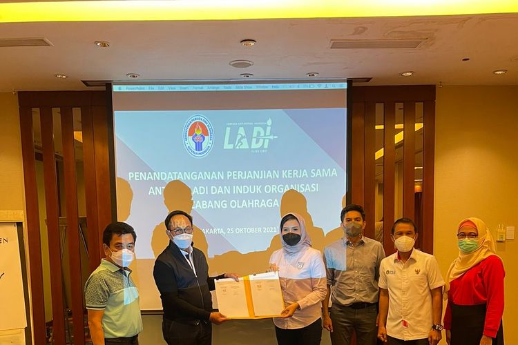 Penandatanganan MoU antara LADI (Lembaga Antidoping Indonesia) dan Perbasi di Hotel Le Meredien, Jakata, Senin (25/10/2021) dalam upaya penyelesaian sanksi WADA (Badan Antidoping Dunia) terhadap LADI.