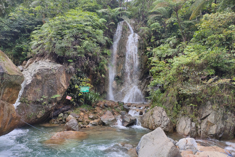 Curug Ciburial salah satu curug di dekat kawasan Sentul City. Lokasi curug ini di Kampung Cibeureum, Desa Cibadak, Kecamatan Sukamakmur, Kabupaten Bogor, Jawa Barat.