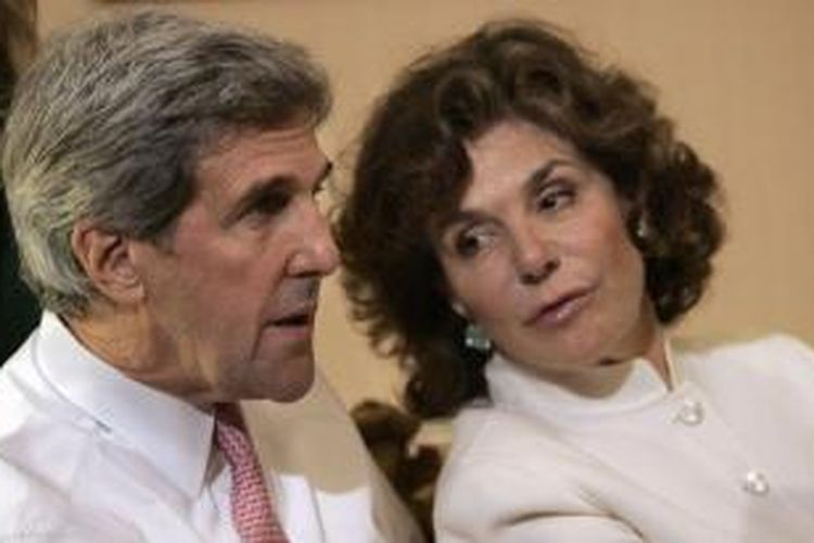 Menteri Luar Negeri AS, John Kerry dan istrinya, Teresa Heinz Kerry.
