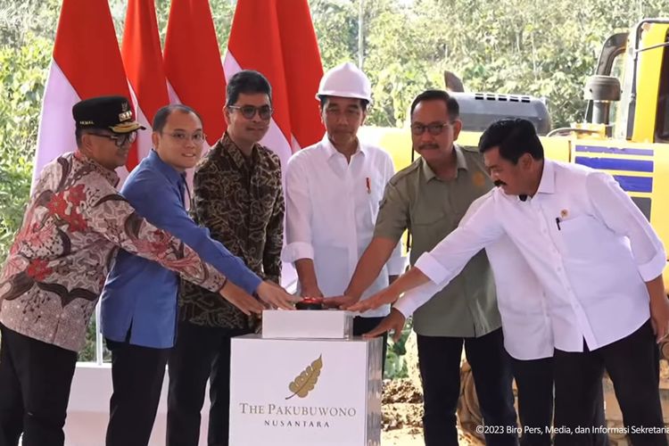 Presiden Joko Widodo (Jokowi) telah melaksanakan groundbreaking proyek The Pakubuwono Nusantara di Ibu Kota Nusantara (IKN) pada Kamis (21/12/2023).