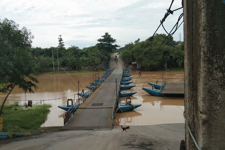 Jembatan penyeberangan perahu milik Haji Endang yang menghubungkan Dusun Rumambe 1, Desa Anggadita Kecamatan Klari dengan Desa Parungmulya Kecamatan Ciampel, Kabupaten Karawang, Rabu (29/12/201).