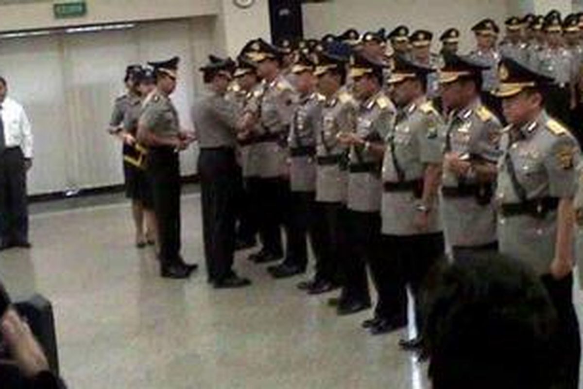 Kapolri Jenderal Timur Pradopo, Senin (14/03/2011) pagi ini melantik empat Kapolda baru, yaitu Kapolda Jawa Timur, Kapolda Sumatera Utera, Kapolda Kalimantan Timur dan Kapolda Sumatera Barat. Selain itu beberapa pejabat tinggi Polri juga turut dilantik, di antaranya Kabarhakam, Kalemdikpol, Irwasum dan Korsahli. Pelantikan di laksanakan di Gedung Rupatama, Mabes Polri.