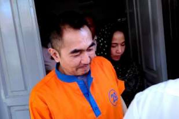 Gatot Brajamusti dan istrinya Dewi Aminah usai menjalani pemeriksaan di Ditres Narkoba Polda NTB, Senin (17/10/2016).