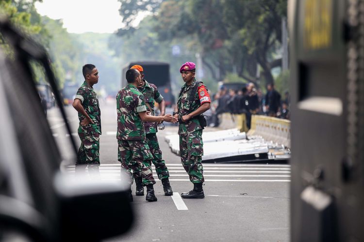 Aparat kepolisian melakukan pengamanan sidang perselisihan hasil pemilihan umum (PHPU) di Mahkamah Konstitusi (MK), Jakarta Pusat, Jumat (14/6/2019).