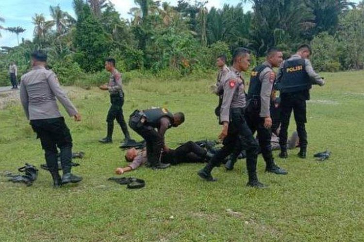 Mobil yang ditumpangi personel BKO dari Direktorat Sabhara Polda Maluku mengalami kecelakaan tunggal saat berpatroli di Dusun Laala, Desa Lokki, Kecamatan Huamual, Seram Bagian Barat, Minggu (6/2/2022) pukul 12.27 WIT. 