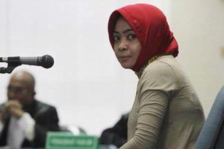 Anggota DPR dari Fraksi PAN, Wa Ode Nurhayati, menjalani sidang perdana di Pengadilan Tindak Pidana Korupsi, Jakarta Selatan, Rabu (13/6/2012). Dia didakwa menerima uang suap Rp 6 miliar untuk meloloskan daerah penerima Dana Penyesuaian Infrastruktur Daerah.  