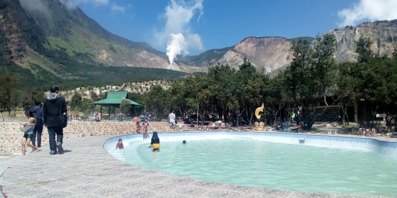 Kolam terapi air panas dibangun di kawasan Kawah Papandayan, Garut, Jawa Barat, Kamis (29/6/2017). Pengunjung bisa menikmati terapi mandi air panas sambil melihat Kawah Papandayan.