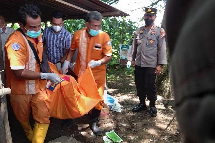 Evakuasi korban terduga pembunuhan di sebuah warung dawet di Ngawi. Korban adalh PHL di Kantor Samsat Ngawi.