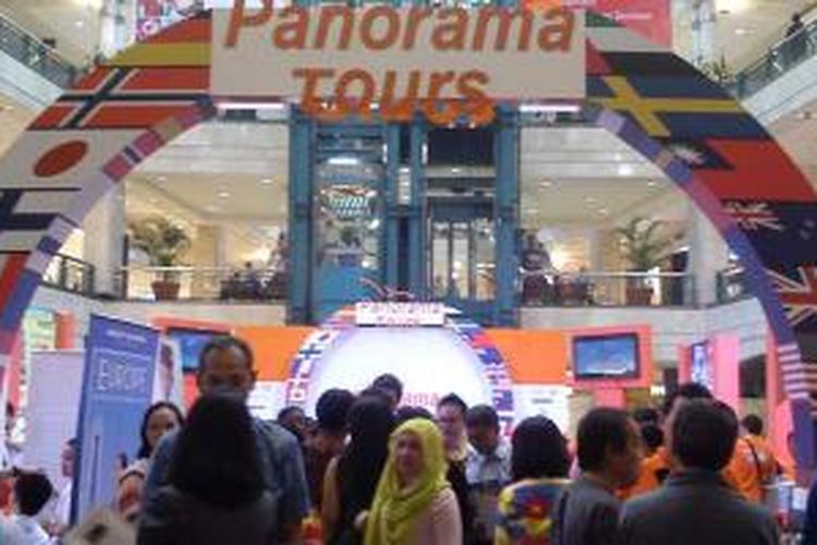Booth pameran Panorama Tours yang bertajuk Ten Magical Christmas di Main Atrium, Plaza Senayan, Sabtu (5/10/2013).