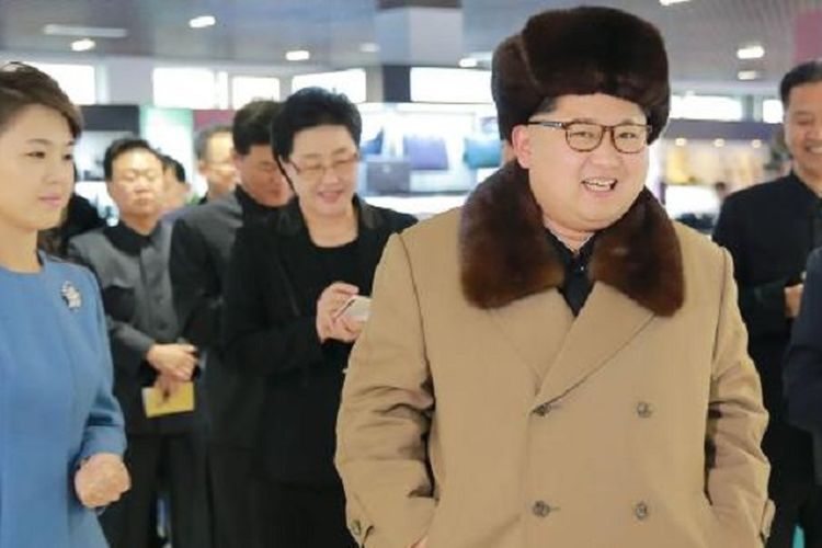Pemimpin Tertinggi Korea Utara Kim Jong Un ditemani istrinya Ri Sol Ju menginspeksi sebuah toko di Pyongyang 