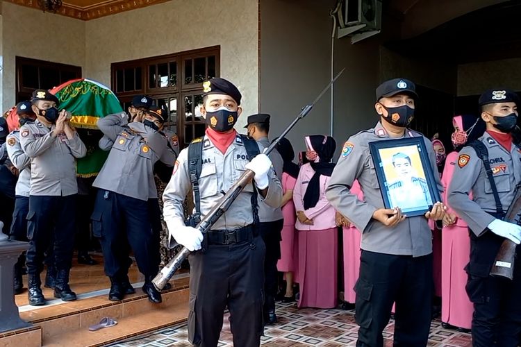 Prosesi pemberangkatan jenazah almarhum Bripka Andik Purwanto salah satu anggota Polres Tulungagung, untuk dimakamkan, Minggu (02/10/2022).