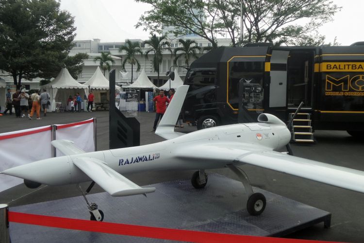 Badan Penelitian dan Pengembangan (Balitbang) Kementerian Pertahanan memamerkan prototipe pesawat terbang tanpa awak (PTTA) terbarunya, Rajawali UAV 720, di lapangan Bhineka Tunggal Ika, Kementerian Pertahanan, Jakarta Pusat, Minggu (13/8/2017). 