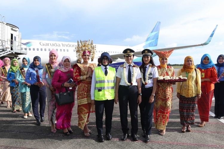 Suasana penyambutan kedatangan Captain Pilot maskapai Garuda Indonesia Ida Fiqriah saat tiba di Bandara Minangkabau Padang, Sumatera Barat, Jumat (21/4/2017). Garuda Indonesia menggelar Kartini Flight dalam rangka menyambut Hari Kartini, seluruh petugas penerbangan dari Pilot, Pramugari hingga teknisi adalah perempuan.