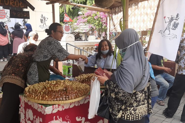 Pengunjung saat membeli Clorot makanan tradisional khas Purworejo, Jawa Tengah yang ada di Pasar Kangen.