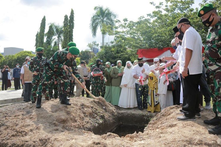 Pemakaman jenazah Pelda Anumerta Rama Wahyudi di TMP Kusuma Dharma Pekanbaru, Riau, Jumat (3/7/2020).