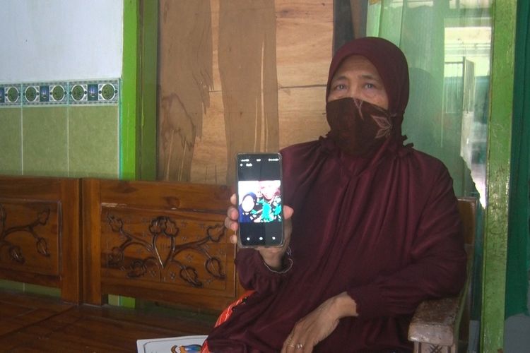 Suratun, ibu kandung KLK Distriyan Andi Prasetyo menunjukan foto dari telepon genggam. di rumahnya tepatnya di Jalan Ahmad yani Trenggalek jawa timur, Minggu (25/04/2021)