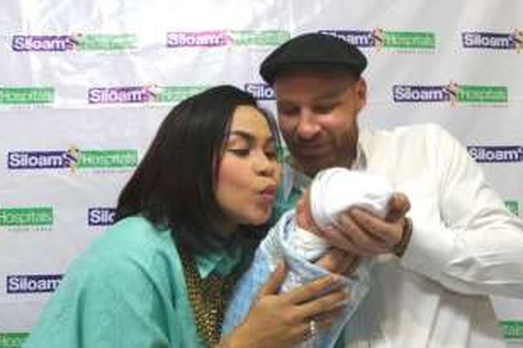 Pembawa acara Melaney Ricardo, Tyson Lynch dan putranya yang baru saja lahir saat menghelar jumpa pers di Siloam Hopitals, Kebon Jeruk, Jakarta Barat, Kamis (5/5/2016). 