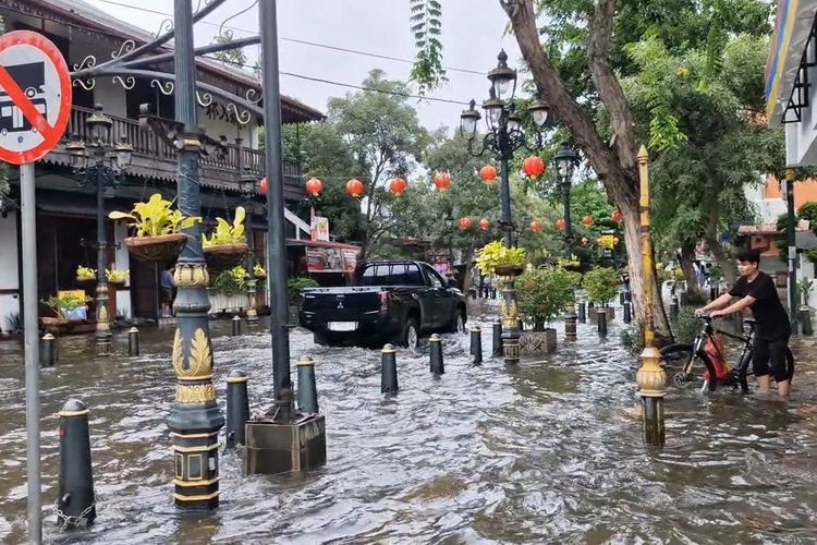 Situasi Kota Lama Semarang terendam banjir, Kamis (14/3/2024).