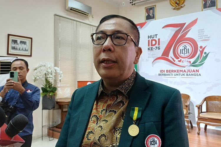 IDI Sebut Pasien JKN Bisa Tunggu Operasi Katarak Lebih dari Setahun