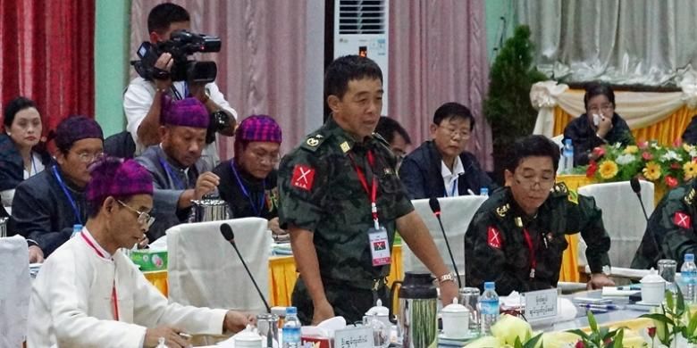 Jenderal Gwan Maw (tengah) dari Tentara Pembebasan Kachin (KIA) berbicara dalam pertemuan dengan perwakilan pemerintah Myanmar dan Organisasi Pembebasan Kachin (KIO) di Myitkyina di negara bagian Kachin. Dalam pembicaraan ini sejumlah kesepakatan awal bisa dicapai.