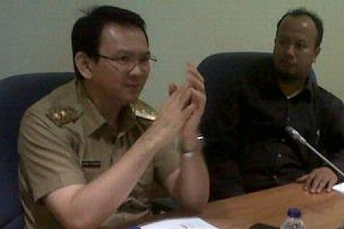 Wakil Gubernur DKI Jakarta bersama Anggota Pengurus Harian Yayasan Lembaga Konsumen Indonesia (YLKI) dalam sebuah rapat membahas larangan merokok di Jakarta, Selasa (11/12/2012), di Balaikota Jakarta. 