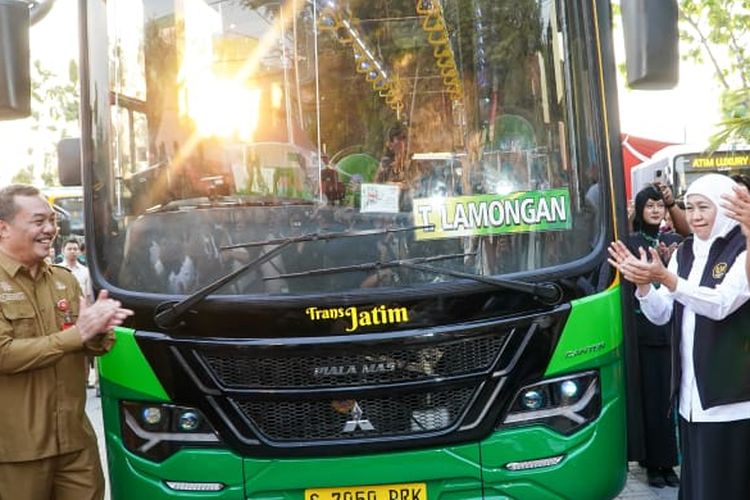 Bupati Lamongan Yuhronur Efendi saat mendampingi Gubernur Jawa Timur Khofifah Indar Parawansa (tengah), meresmikan bus Trans Jatim Koridor VII, Selasa (7/10/2025).