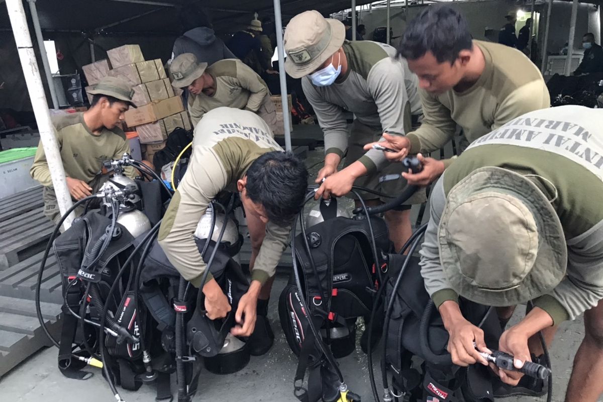 Tim penyelam dari Taifib Marinir TNI AL menyiapkan alat penyelaman di atas KRI Teluk Gilimanuk di Perairan Teluk Jakarta pada Minggu (10/1/2021) pagi.