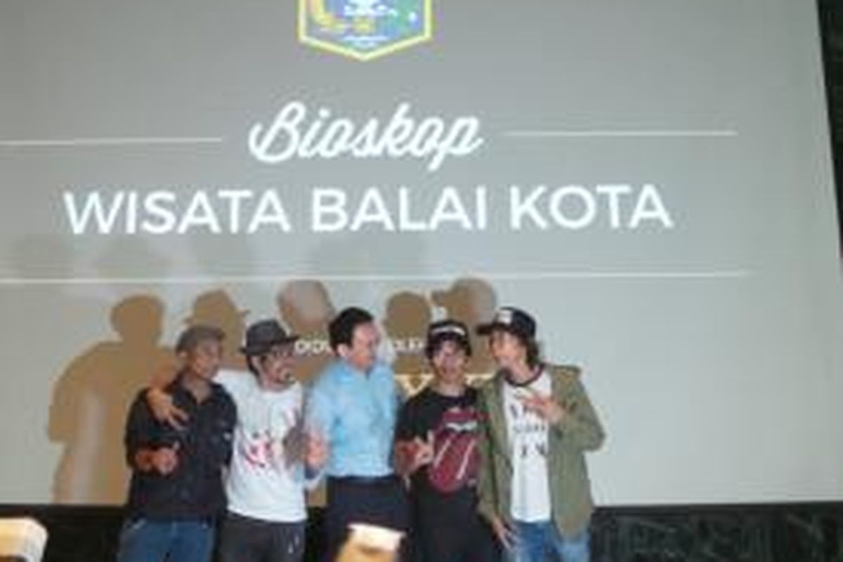 Gubernur DKI Jakarta Basuki Tjahaja Purnama bersama personil Slank dalam acara nobar di Balai Kota DKI. Minggu (4/10/2015)