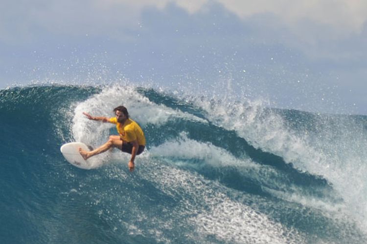 Peselancar warga negara asing meniti ombak saat bermain surfing di Katiet, Sipora Selatan, Kabupaten Kepulauan Mentawai, Sumatera Barat, Kamis (24/5/2018). Ombak Katiet merupakan salah satu dari 24 spot ombak surfing terbaik di Mentawai yang menjadi lokasi favorit peselancar domestik dan mancanegara.  