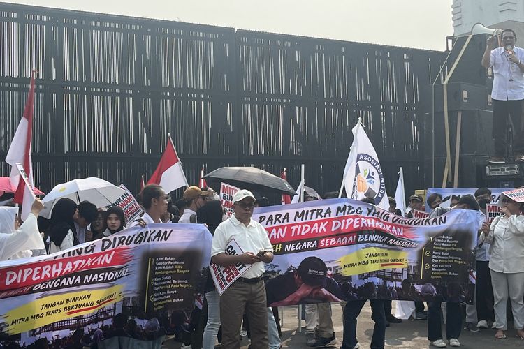 Massa Mitra SPPG Demo di DPR, Bentangkan Spanduk Bertuliskan 