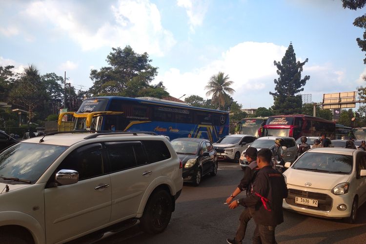 Arus lalul intas di Jalan Layang Pasupati, Kota Bandung, Jawa Barat, macet total imbas dari aksi blokade yang dilakukan puluhan bus milik pengusaha pariwisata Jawa Barat, Senin (21/7/2025) sore.