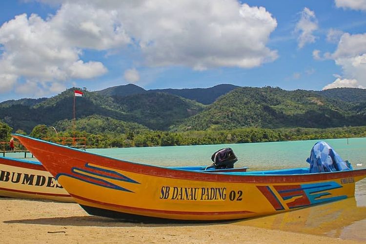 Perahu yang bisa disewa di Danau Pading, Bangka Tengah.