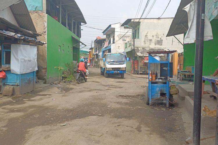 Jalan Swadaya II Cilincing Rusak, Permukaannya Penuh Lubang dan Bergelombang