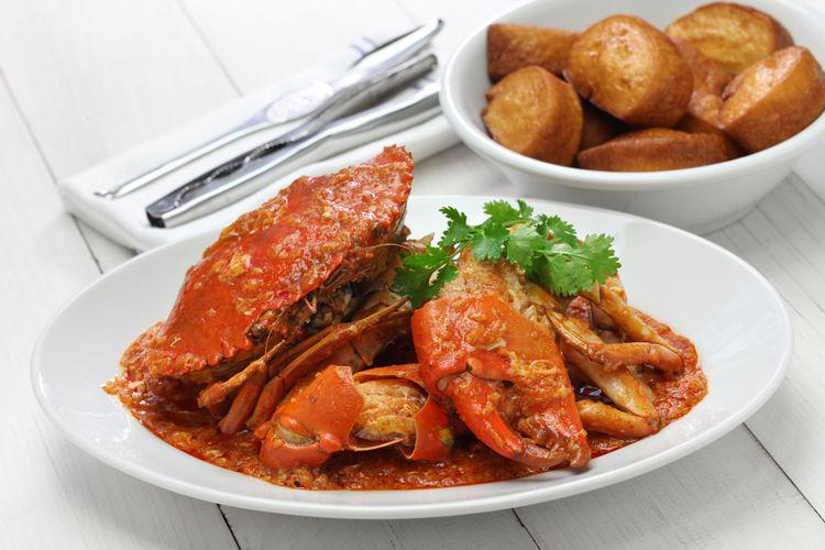 Ilustrasi Chili Crab dan mantao khas Singapura. 