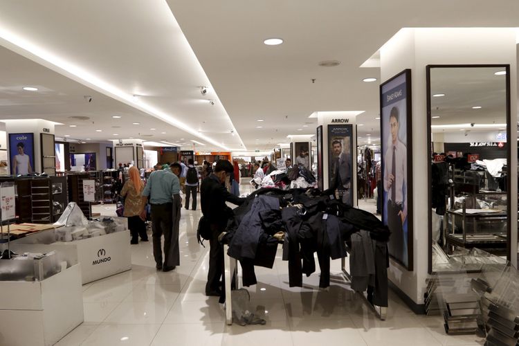 Suasana Matahari Department Store di Pasaraya Manggarai, Jakarta, Selasa (19/9/2017). PT Matahari Department Store Tbk memastikan akan menutup dua gerai yang berlokasi di Pasaraya Blok M dan Pasaraya Manggarai pada akhir bulan September 2017 akibat pusat perbelanjaan tersebut sepi pengunjung. KOMPAS IMAGES/KRISTIANTO PURNOMO