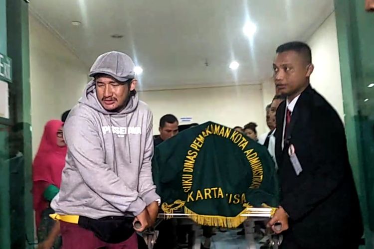 Isa Bajaj turut mengangkat jenazah Agung Hercules dari ruang Instalasi Patologi Anatomi dan  Pemulasaraan Jenazah Rumah Sakit Dharmais, Slipi, Jakarta Barat, ke dalam ambulance, Kamis (1/8/2019).