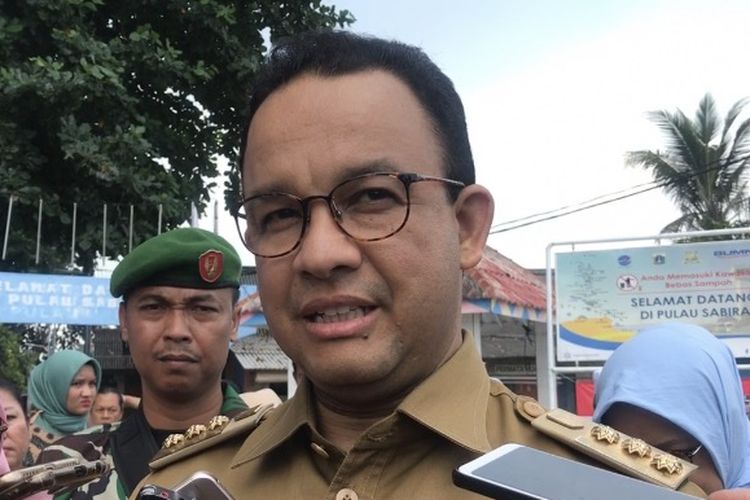 Gubernur DKI Jakarta Anies Baswedan ditemui saat mengunjungi Pulau Sebira, Kabupaten Kepulauan Seribu, Selasa (16/4/2019). 