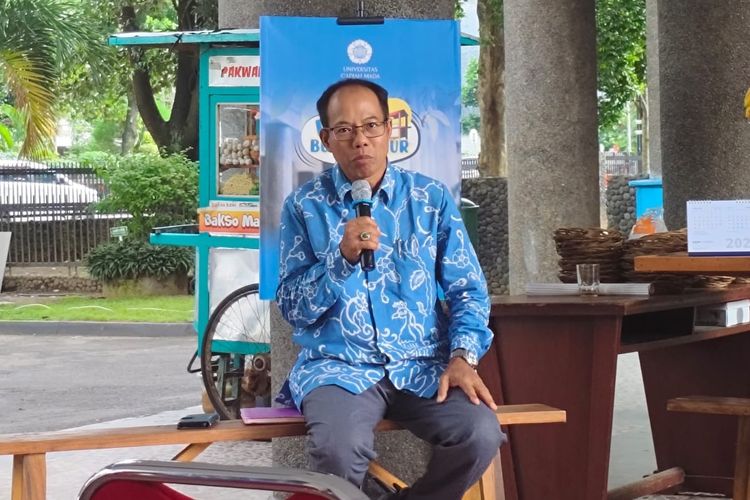Guru Besar Fisipol UGM Prof Wahyudi Kumorotomo saat di acara Pojok Bulaksumur di UGM, Rabu (15/01/2025).