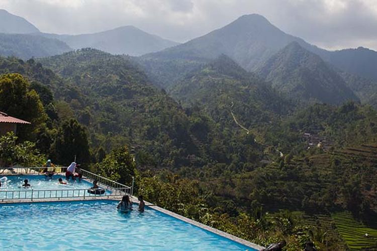 Kolam renang di Soko Langit berlatar belakang barisan Perbukitan Lawu Selatan.