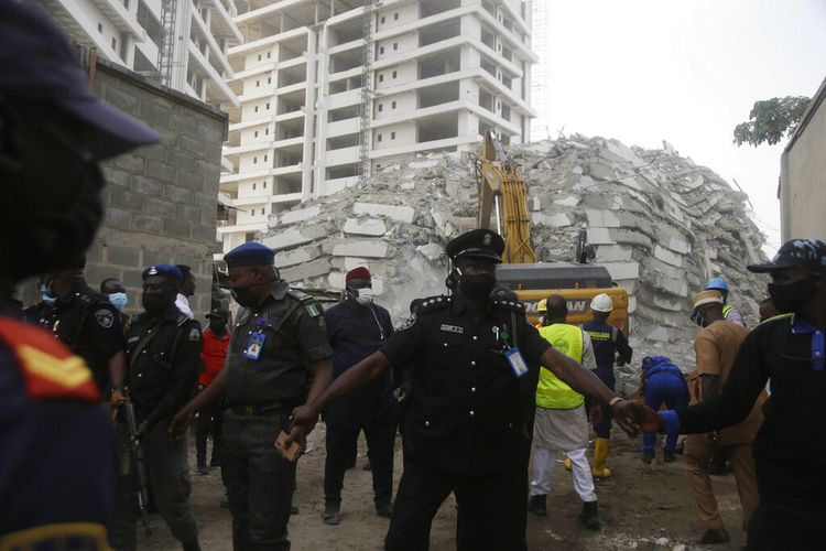 Petugas penyelamat terlihat di lokasi runtuhnya gedung apartemen 21 lantai yang sedang dibangun di Lagos, Nigeria, Senin, 1 November 2021.